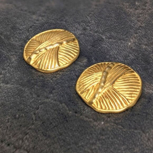 Vintage Textured Goldtone Disc Style Clip Earrings - Picture 3 of 7